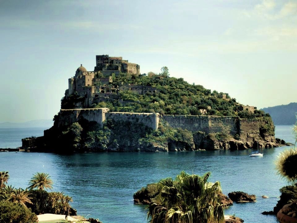 Dovolenka na Ischii, Aragónsky hrad